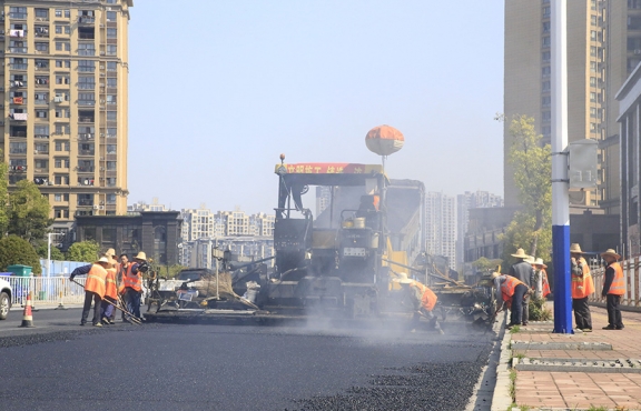 2020年3月20日上午，宜春市高士北路路面改造工程快速推進(jìn)，施工現(xiàn)場一片繁忙景象